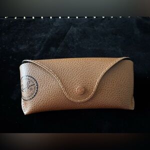 RayBan Case brown snap
Closure